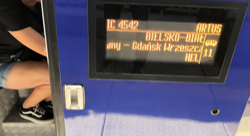W pociągach nad morze pasażerów bez miejscówki nigdy nie brakuje więc pewnie dlatego kolej regionalna celowo przyjedzie tuż po tym jak skład nad Bałtyk odjedzie ze stacji