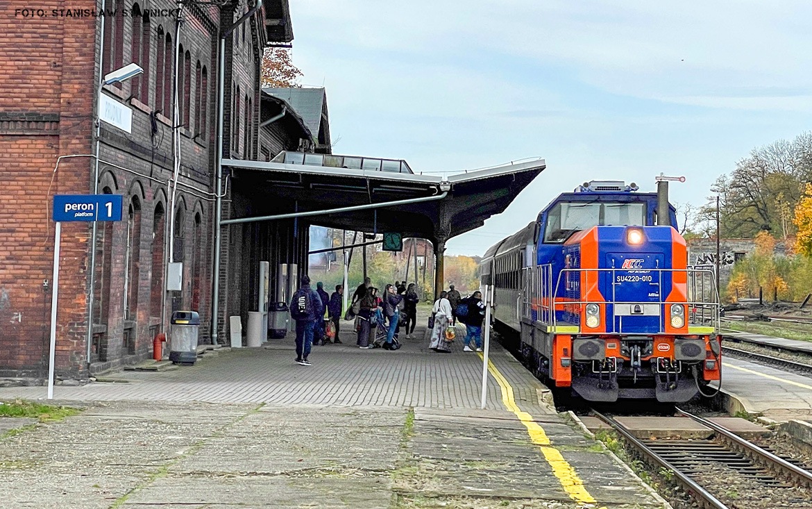 W Prudniku nawet jesienią w środku tygodnia z pociągu TLK Kormoran korzystało wiele osób