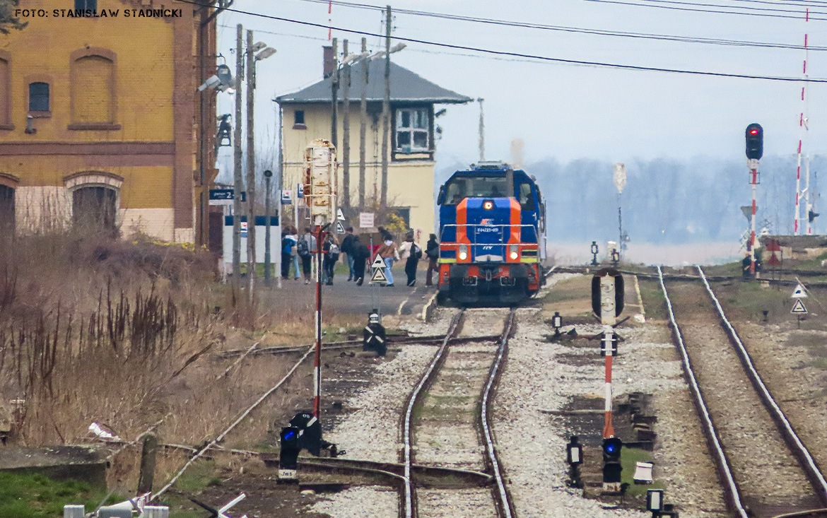Kolej regionalna nie była w stanie zapewnić dogodnych połączeń dla uczniów z Głogówka, którzy chętnie wybierali Kormorana