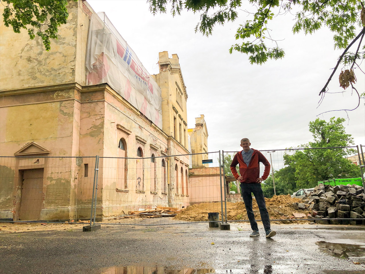 Autor artykułu przed remontowanym dworcem w Głubczycach