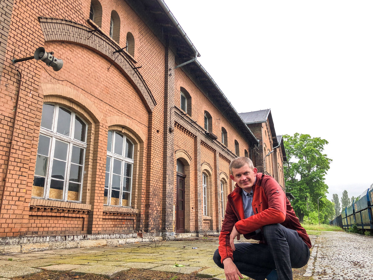 Autor artykułu przed dworcem w Racławicach Śląskich przy południowej stronie