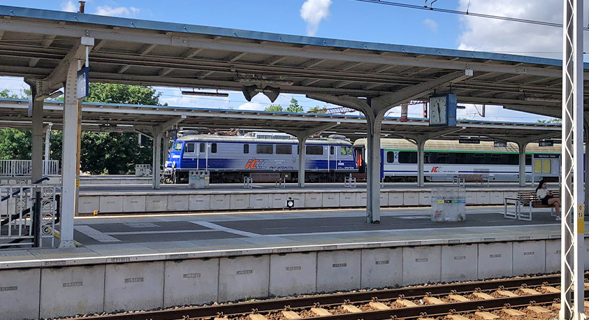 Częsty widok w&nbsp;wakacje czyli skład wagonowy z&nbsp;Krakowa w&nbsp;Kędzierzynie a&nbsp;dalej zastępczym autobusem do Prudnika i&nbsp;Nysy i&nbsp;Jeleniej Góry
